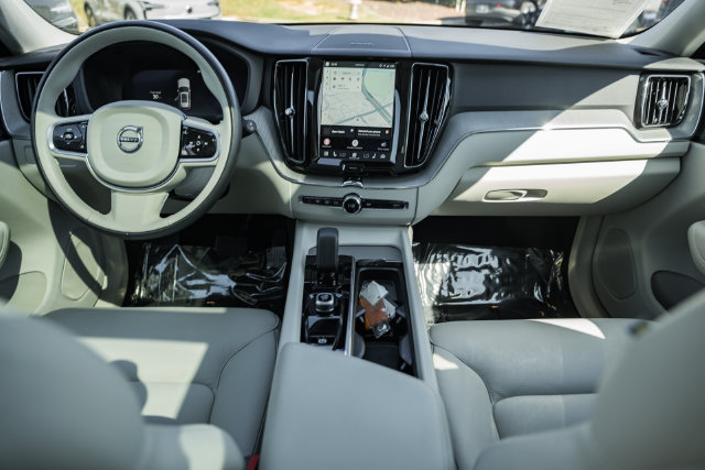 Certified 2024 Volvo XC60 B5 Plus AWD/4WD image 17