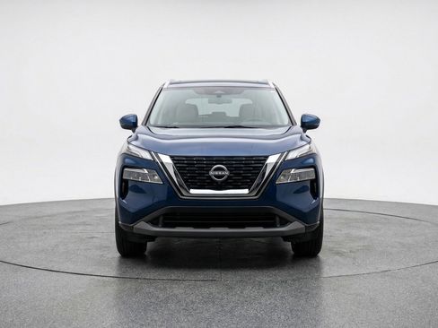 Used 2025 Nissan Rogue SV image 2