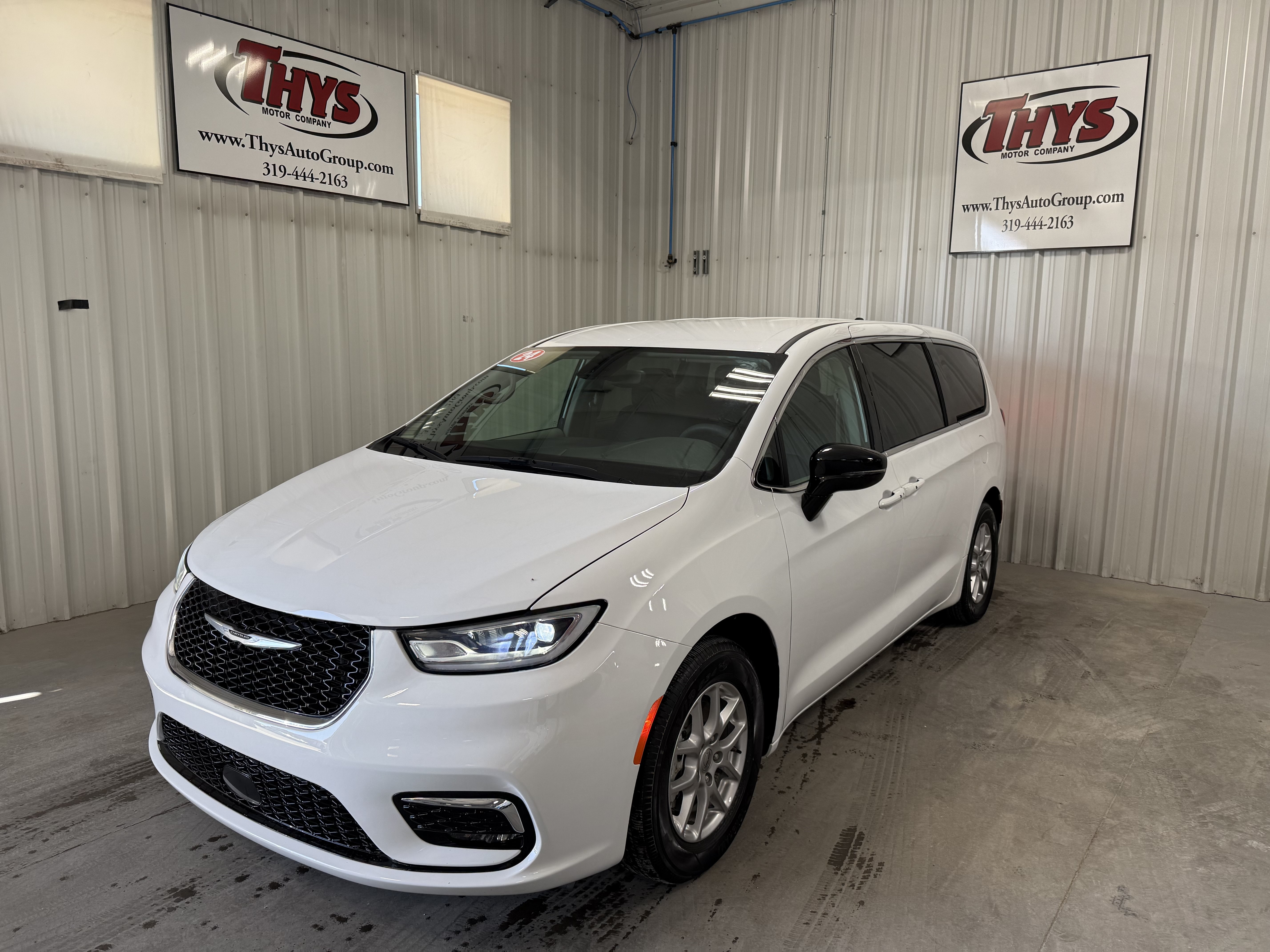 Used 2024 Chrysler Pacifica Touring-L FWD image 13