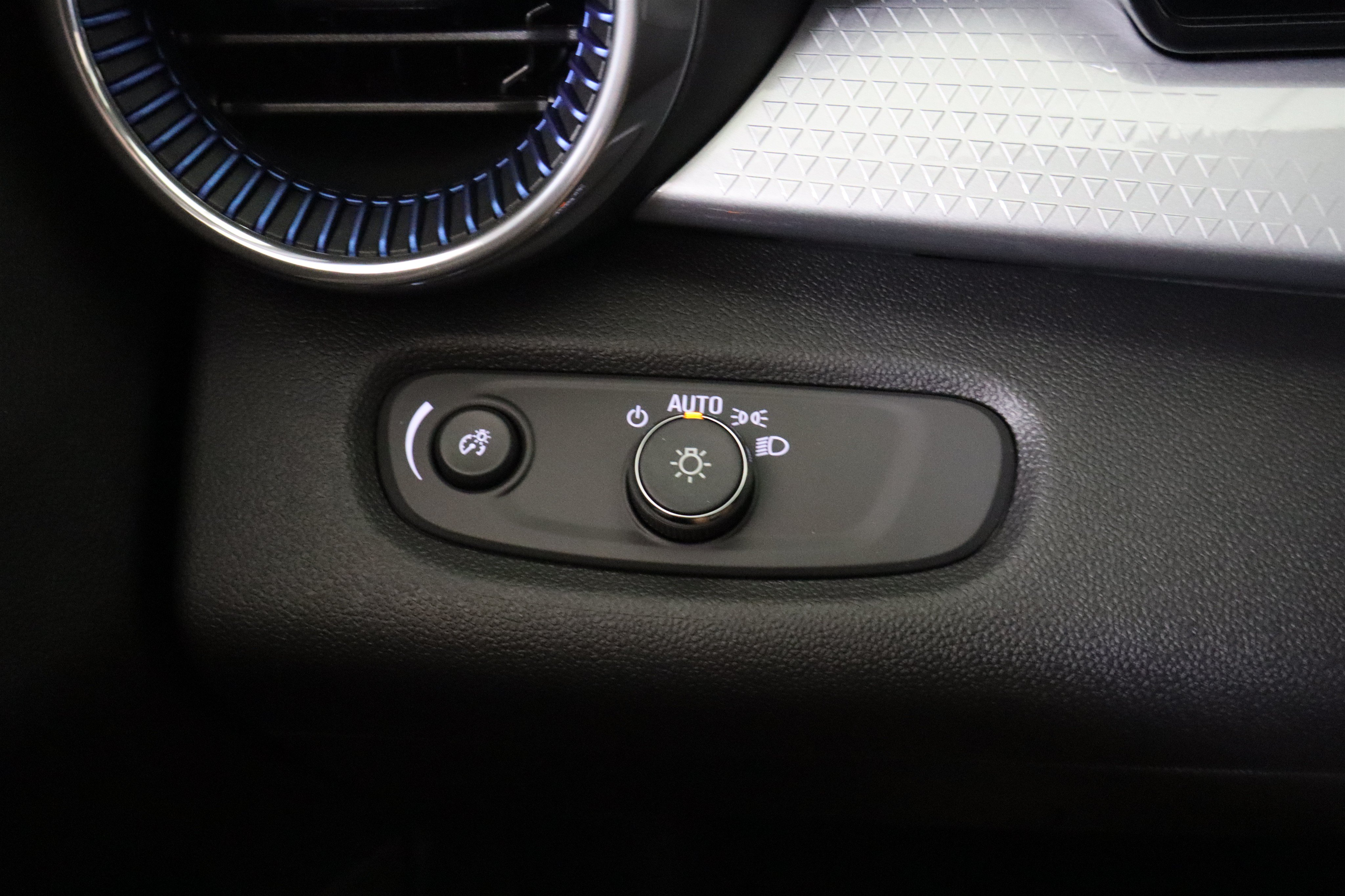 New 2026 Chevrolet Trax LT w/ Driver Confidence Package FWD image 34