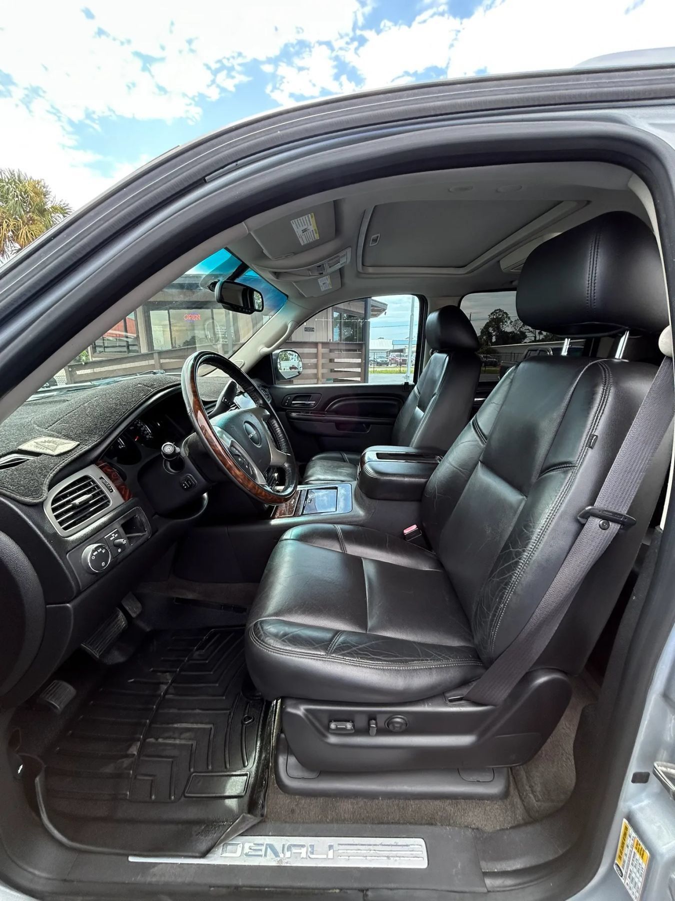 Used 2012 GMC Yukon XL Denali RWD image 29