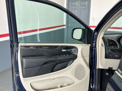 Used 2013 Chrysler Town & Country Touring image 16