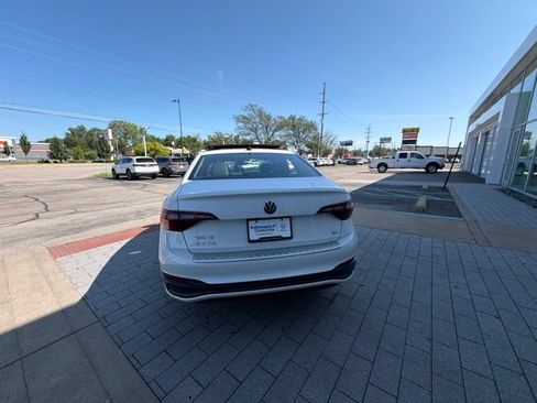Certified 2024 Volkswagen Jetta SE w/ Panoramic Sunroof Package FWD image 20