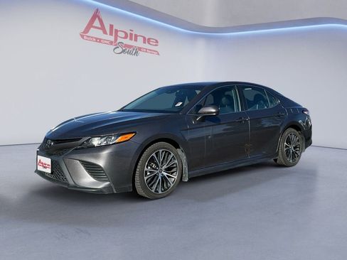 Used 2020 Toyota Camry SE image 1