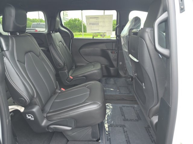 New 2025 Chrysler Pacifica Select w/ Uconnect Theater Family Group AWD/4WD image 26
