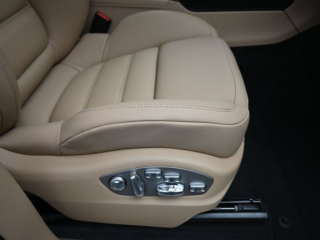 Certified 2026 Porsche Macan AWD/4WD image 29