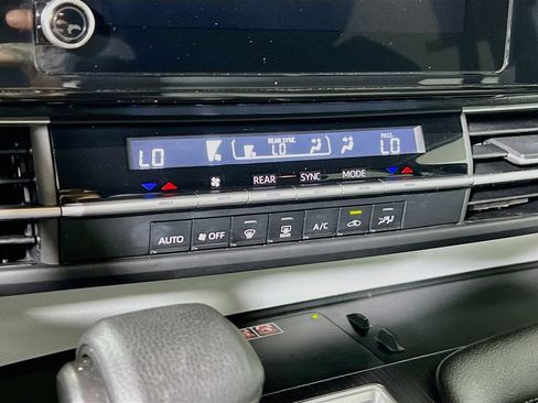 Certified 2025 Toyota Sienna LE FWD image 14