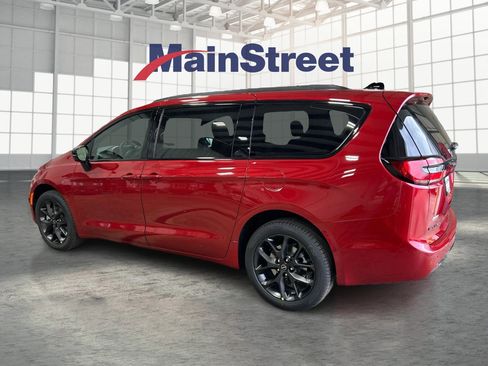 New 2026 Chrysler Pacifica Select AWD/4WD image 3