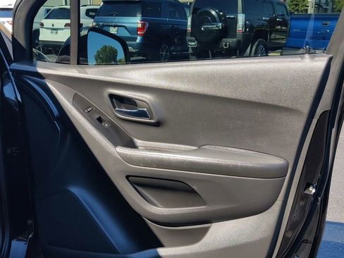 Used 2022 Chevrolet Trax LT w/ Midnight Edition image 19