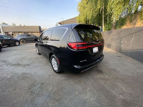 Used 2023 Chrysler Pacifica Touring-L FWD image 4