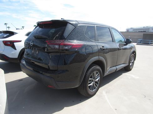 Used 2024 Nissan Rogue S FWD image 3