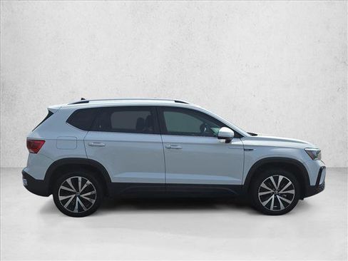 Used 2022 Volkswagen Taos SE FWD image 4