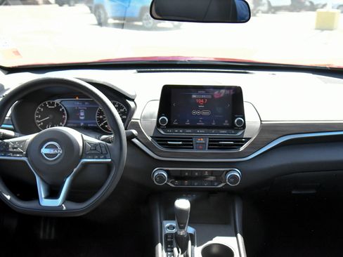 Used 2025 Nissan Altima 2.5 SV FWD image 33