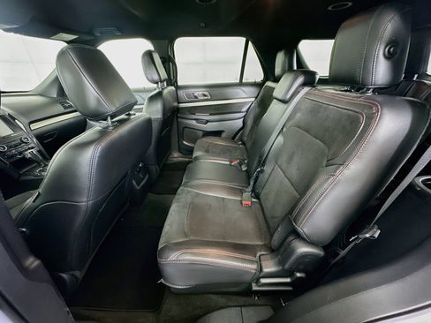 Used 2018 Ford Explorer XLT w/ Equipment Group 202A FWD image 27