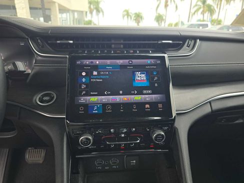 Used 2021 Jeep Grand Cherokee L Overland w/ Luxury Tech Group IV AWD/4WD image 30