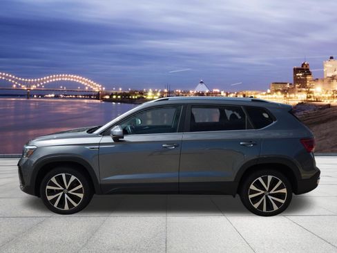 Used 2024 Volkswagen Taos SE FWD image 2