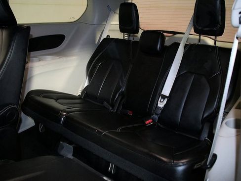 Used 2024 Chrysler Pacifica Select image 15