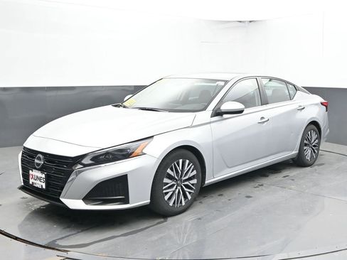 Used 2023 Nissan Altima 2.5 SV FWD image 6