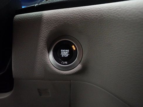 Used 2023 Chrysler Pacifica Touring-L image 32