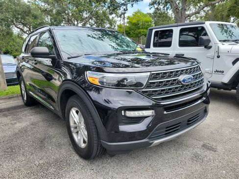 Used 2022 Ford Explorer XLT w/ Equipment Group 202A AWD/4WD image 3