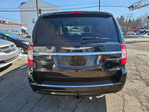 Used 2015 Chrysler Town & Country Touring image 4