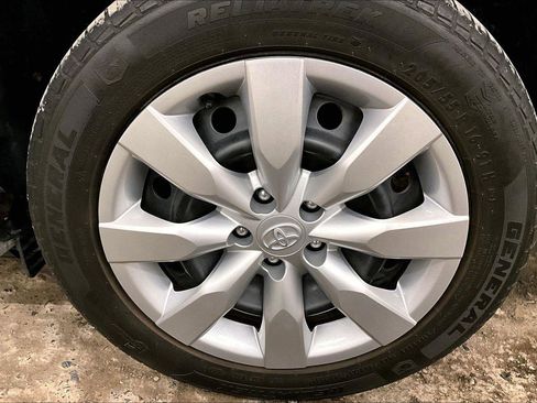 Used 2015 Toyota Corolla LE image 8