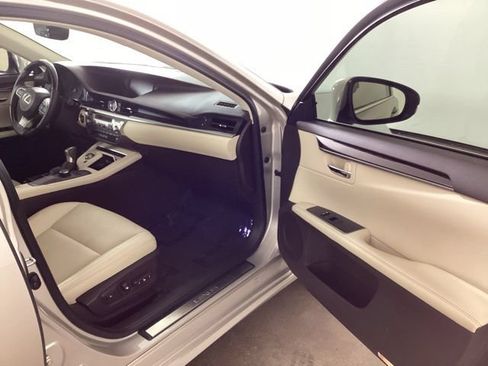 Used 2016 Lexus ES 350 w/ Premium Package w/Wood Trim FWD image 17