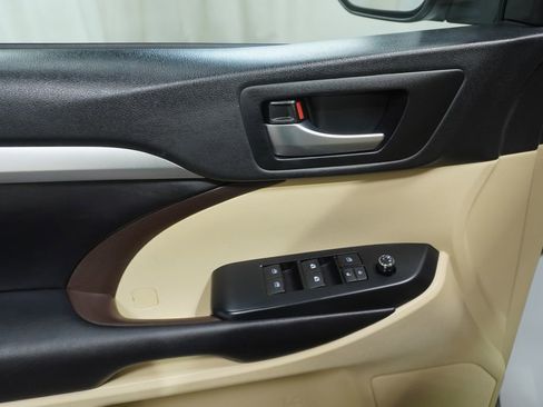 Used 2019 Toyota Highlander XLE AWD/4WD image 25