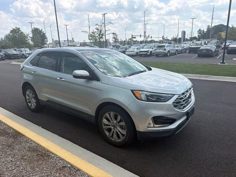 Used 2019 Ford Edge Titanium w/ Equipment Group 301A AWD/4WD image 18