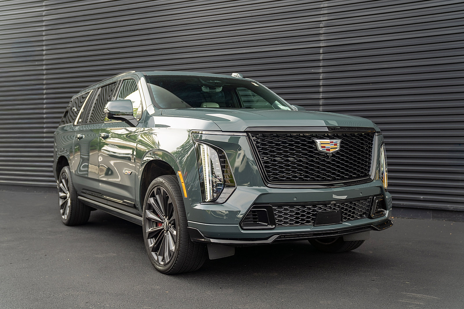 Used 2025 Cadillac Escalade ESV V AWD/4WD image 28