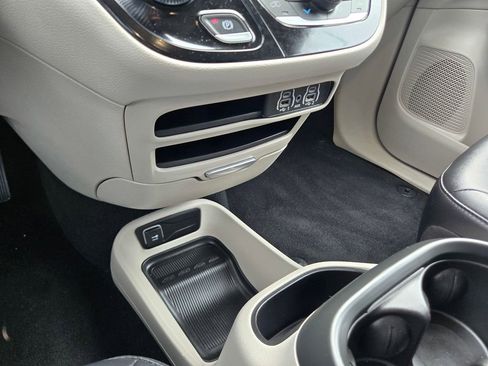 Used 2024 Chrysler Pacifica Touring-L image 12