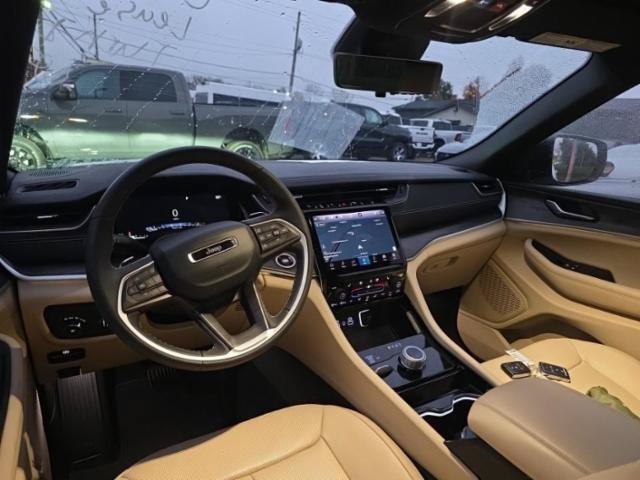 Used 2023 Jeep Grand Cherokee Limited w/ Luxury Tech Group II AWD/4WD image 6
