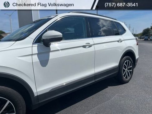 Used 2021 Volkswagen Tiguan SE w/ Panoramic Sunroof Package AWD/4WD image 3