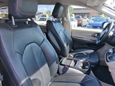 Used 2017 Chrysler Pacifica Touring-L w/ Tire & Wheel Group FWD image 11