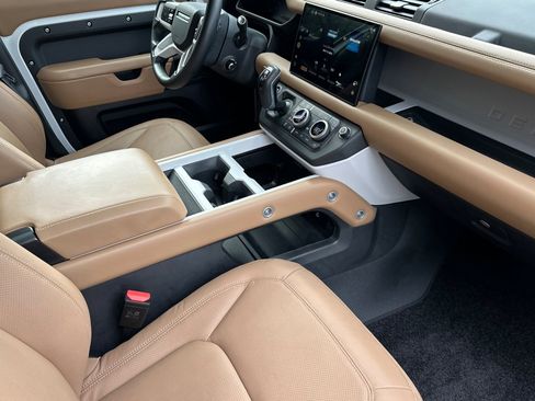 Used 2025 Land Rover Defender 110 S image 32