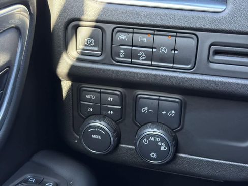 Used 2023 Chevrolet Suburban Premier image 20