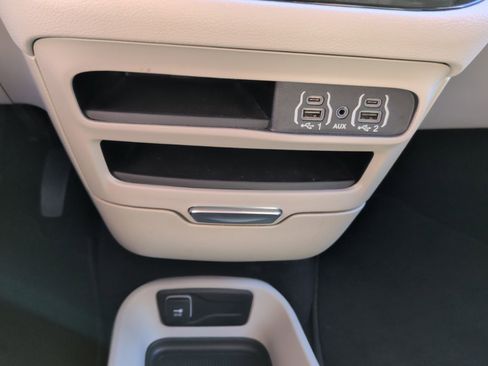Used 2024 Chrysler Pacifica Touring-L FWD image 26