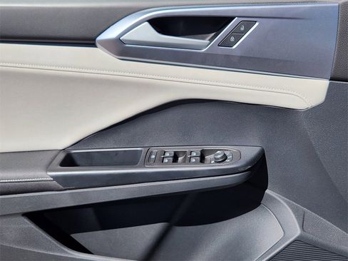 Used 2025 Volkswagen Taos SE image 3