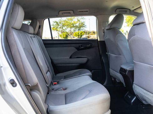 Used 2022 Toyota Highlander LE image 19