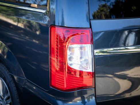 Used 2013 Chrysler Town & Country Touring-L w/ Driver Convenience Group FWD image 12
