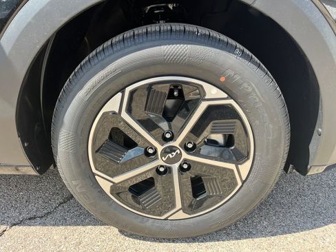 New 2026 Kia Niro EX FWD image 11