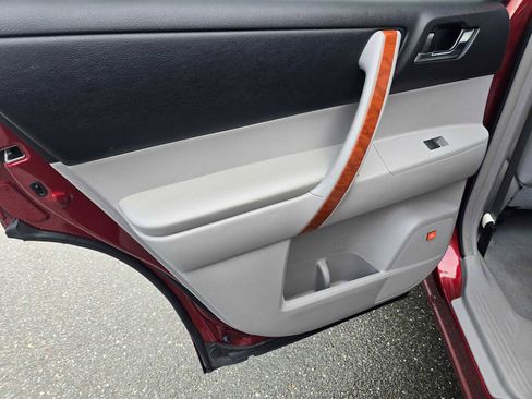 Used 2010 Toyota Highlander Limited image 19