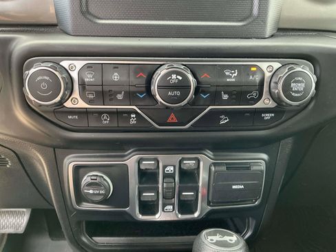 Used 2018 Jeep Wrangler Unlimited Sahara image 21