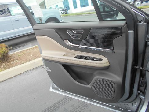 Used 2022 Lincoln Corsair FWD w/ Premium Package image 9