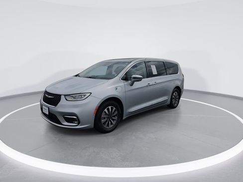 Used 2022 Chrysler Pacifica Limited w/ Uconnect Theater Family Group FWD image 4