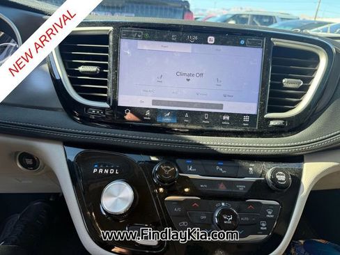 Used 2024 Chrysler Pacifica Select image 8
