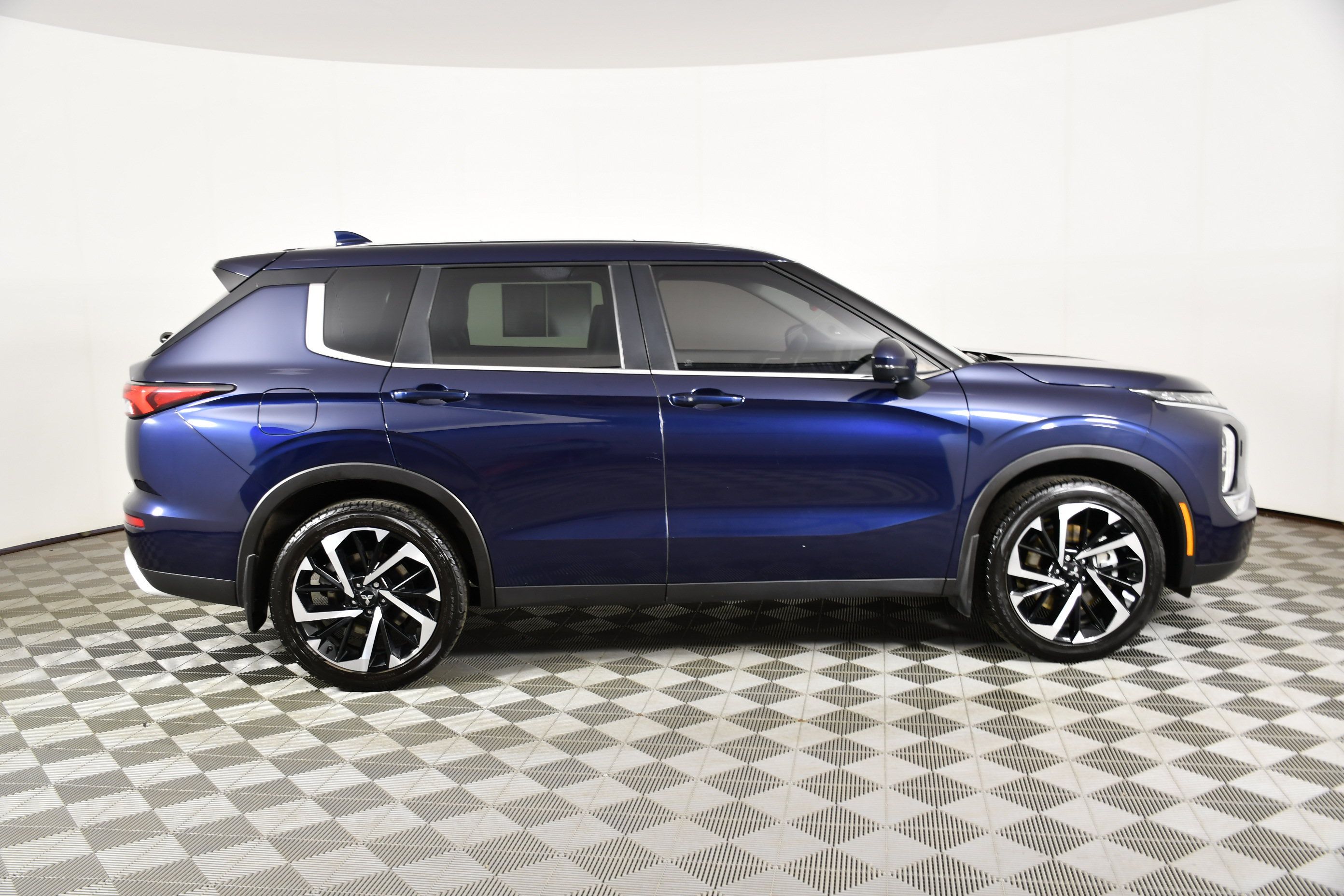 Used 2023 Mitsubishi Outlander SE AWD/4WD image 5