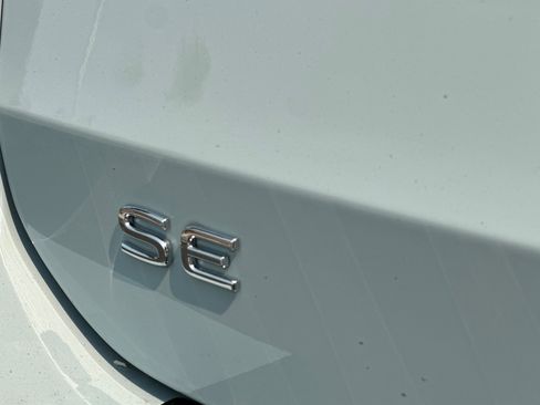 New 2025 Volkswagen Taos SE image 7