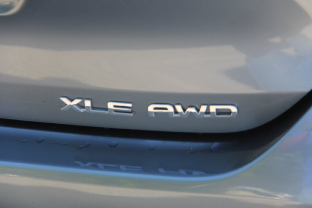 Used 2022 Toyota Highlander XLE AWD/4WD image 10