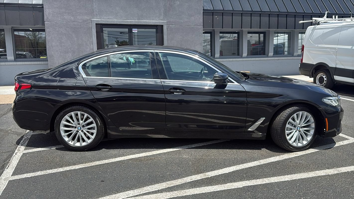 Used 2022 BMW 530i xDrive w/ Premium Package AWD/4WD image 2